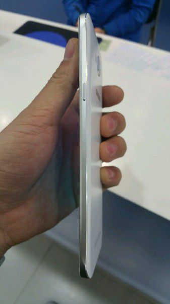 Смартфон Samsung Galaxy A8 оснащен дисплеем Super AMOLED диагональю 5,7 дюйма